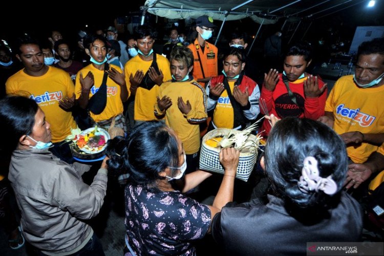 33 Penumpang Kapal Tenggelam di Selat Bali Ditemukan Selamat