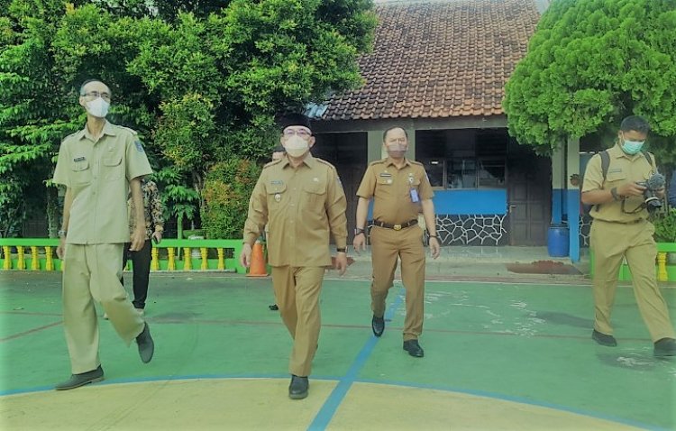 Walikota Depok Tinjau PTM 100 Persen di SMPN 3