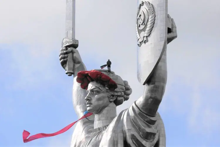 Ukraina Buang Simbol Soviet di Monumen Ibu Pertiwi, Kiev