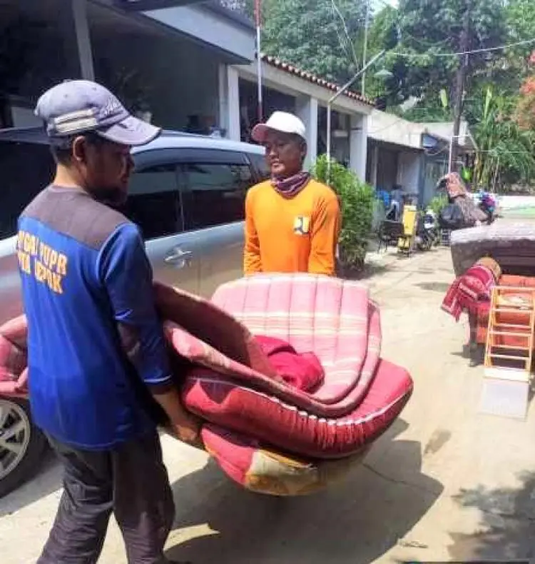 Satgas DPUPR Depok Bantu Warga Korban Banjir di Dua Perumahan