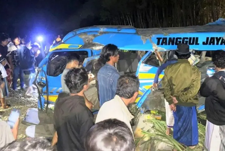 Kereta Tabrak Minibus di Lumajang, 11 Orang Tewas