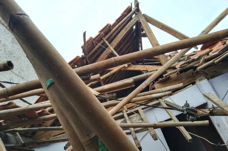 Rumah Warga di Cipayung Ambruk Dihantam Angin Kencang